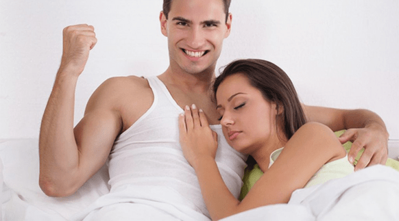 жена в леглото с мъж, който има повишена потентност